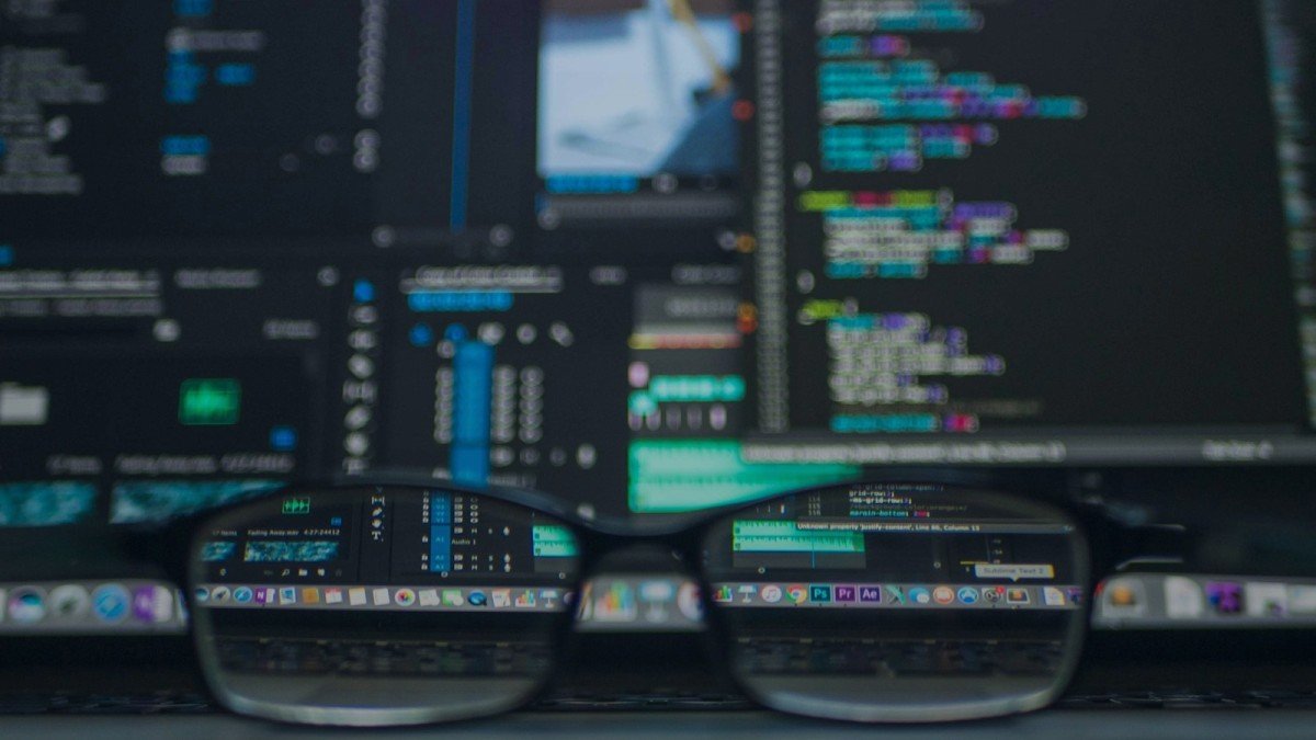 Top 15 DevOps tools categorized by lifecycle stages including source control, containerization, CI/CD pipelines, and observability