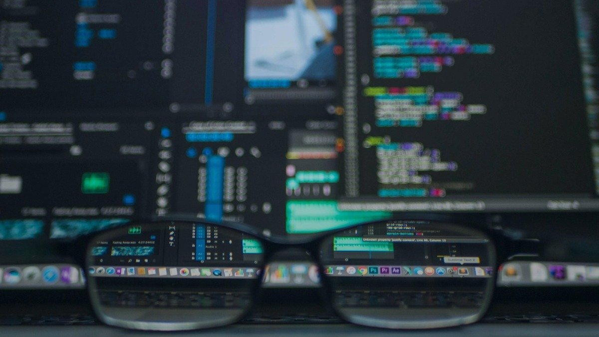 Top 15 DevOps tools categorized by lifecycle stages including source control, containerization, CI/CD pipelines, and observability